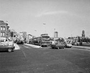 856087 Afbeelding van de tijdelijke verkeerssituatie bij het Vredenburg / Vredenburgviaduct te Utrecht.